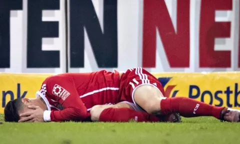 James Rodriguez bất tỉnh, CĐV Bayern thót tim