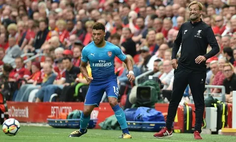 Jamie Carragher xúi Sanchez và Chamberlain rời Arsenal
