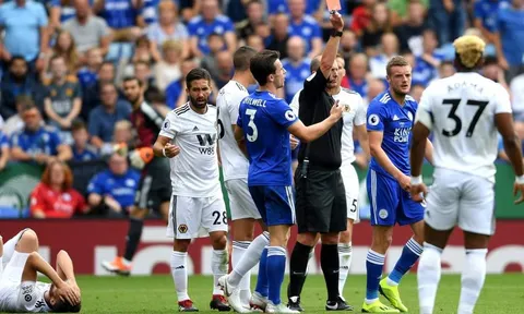 Jamie Vardy thẻ đỏ, Leicester City vẫn giành trọn 3 điểm