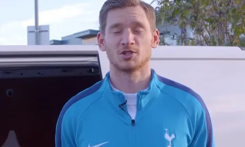 Jan Vertonghen khiến fan nhí bất ngờ với món quà Giáng Sinh đặc biệt