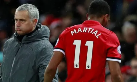 Tiếp tục tỏa sáng, Martial vẫn bị Mourinho 'nắn gân'