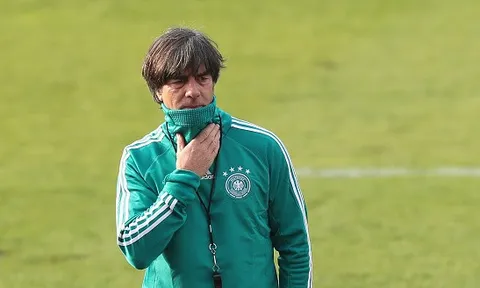 Joachim Low hóa 'ninja' trên sân tập Cỗ xe tăng