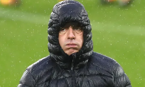 Joachim Low nhăn mặt bởi cơn mưa nặng hạt tại Belfast