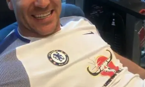 John Terry hớn hở khi trở lại Chelsea điều trị chấn thương
