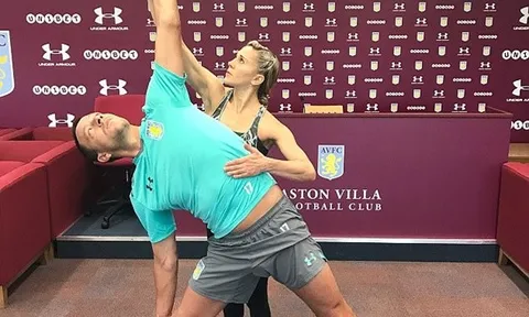 John Terry tập yoga ngay giữa phòng họp báo