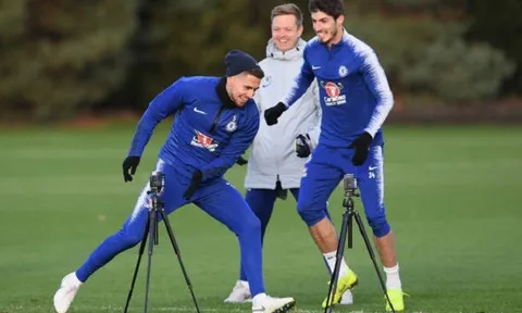 Jorginho báo tin vui cho NHM Chelsea trên sân tập