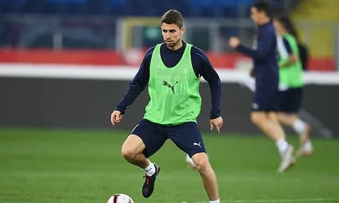 Jorginho thể hiện khả năng điêu luyện trên sân tập Italia