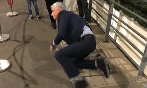 Cận cảnh tai nạn 'dở khóc dở cười' của HLV Jose Mourinho