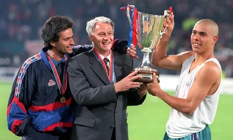 Jose Mourinho, từ thông dịch viên đến người kế thừa hoàn hảo của Van Gaal và Bobby Robson