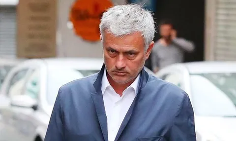 Nhân viên khách sạn tiết lộ hành động của Mourinho với các cầu thủ trước trận gặp Valencia