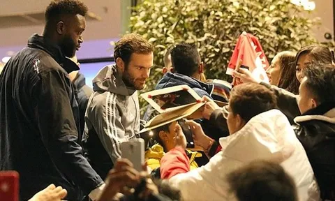 Juan Mata bị NHM vây kín trên đường đến khách sạn Lowry Hotel