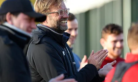 Jurgen Klopp cười tẹt ga trên sân tập như chưa từng nhập viện