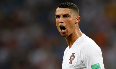 Giữa tâm bão scandal, Ronaldo la hét ầm ĩ trên sân tập Juventus