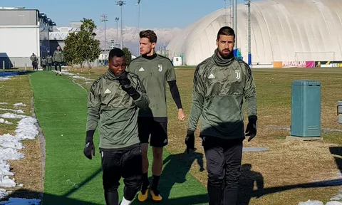 Juventus lo lắng tập luyện, không tin Barcelona?