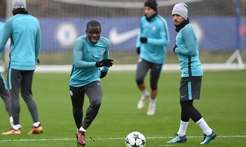 Kante một mình "cân team" trong buổi tập mới của Chelsea