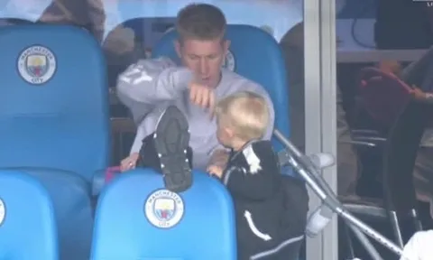 De Bruyne nóng tính 'xua đuổi' con trai ngay trên khán đài Etihad
