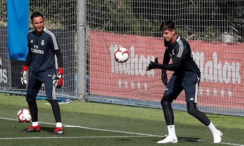 Keylor Navas ngơ ngác nhìn Courtois bay lượn như chim