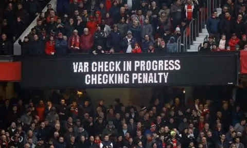 Khán giả Old Trafford bực bội vì VAR