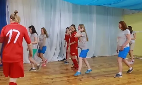 Khi các mẹ bầu rủ nhau chơi bóng