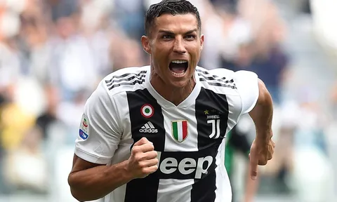 Khi Cristiano Ronaldo trở thành 'con rối' trong cuộc chiến thị trường