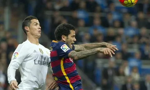 Khi Dani Alves làm Ronaldo bẽ mặt trên sân