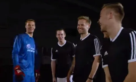Khi Manuel Neuer trở thành bia tập bắn cho người khác
