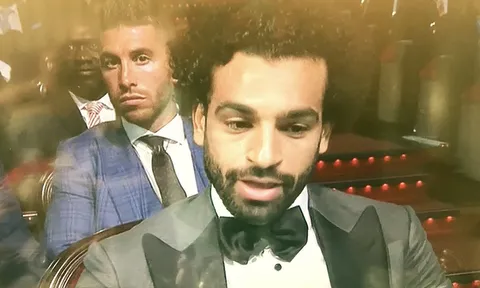 Khó chịu ra mặt, Mohamed Salah chưa quên mối thù bị Ramos triệt hạ