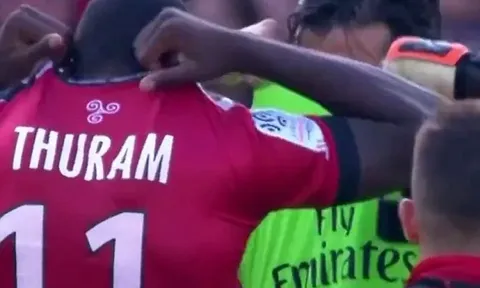 KHÓ TIN: Buffon đổi áo và hôn lên trán con trai đồng đội cũ