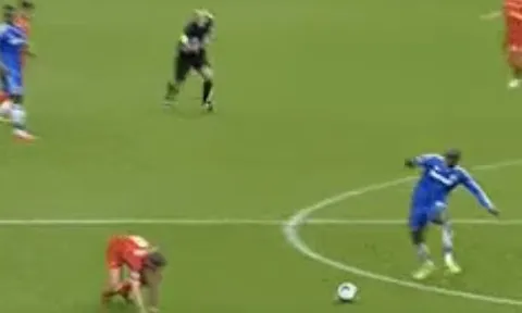 Khoảnh khắc 'ác mộng' của fan Liverpool khi đối đầu với Chelsea