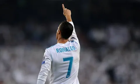 Khoảnh khắc Cristiano Ronaldo nhận Quả bóng vàng thứ 5