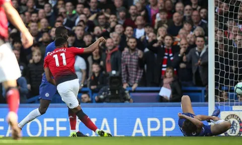 Khoảnh khắc tung chân 'chốt hạ' Chelsea, Martial có hành động bất ngờ