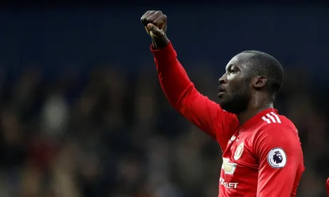 Không ăn mừng, Lukaku bị chỉ trích
