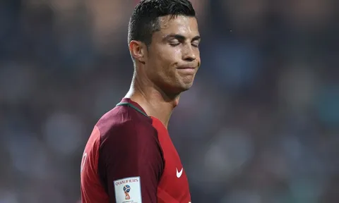 Không bắt kịp Lewandowski, Ronaldo buồn trong ngày vui của BĐN