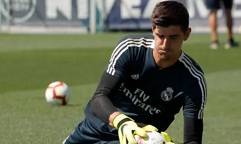 Không được trọng dụng, Courtois buồn rười rượi trên sân tập