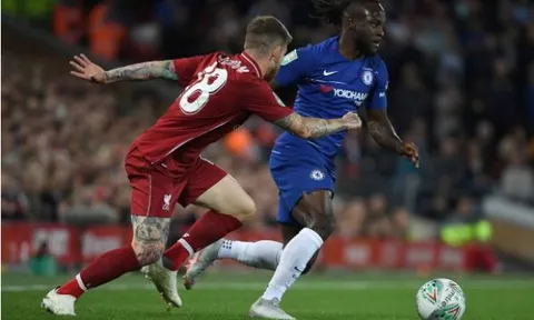 Fan Liverpool không hiểu vì sao Moreno còn trụ lại được ở Anfield