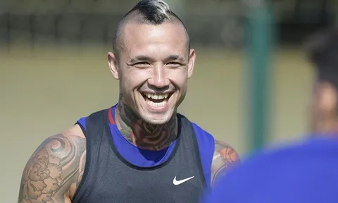 Không lên tuyển, Nainggolan 'quẩy' hết mình tại sân tập Roma