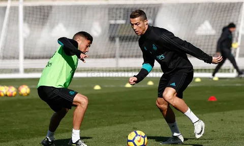 Không lên tuyển, Ronaldo & Bale 'quẩy' nát sân tập Real Madrid