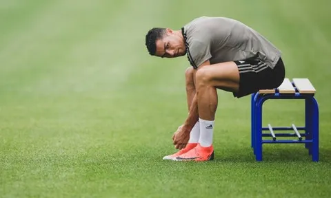 Không lên tuyển, Ronaldo chọn ai làm "cạ cứng" trên sân tập Juve?