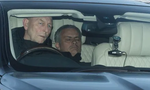Không màng Man City, Mourinho ngủ ngon lành trên đường đến sân tập