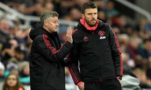 'Không như Mourinho, Solskjaer thích để các trợ lý hành sự'