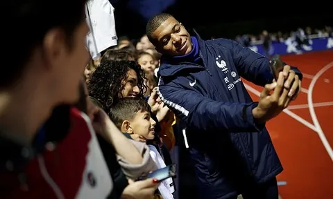 Không Pogba, Mbappe và Griezmann bị NHM Pháp vây chặt