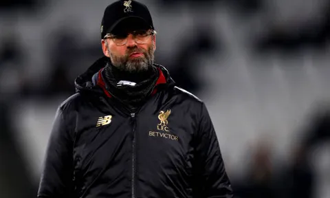 Không thể giữ bình tĩnh, Klopp 'gây sự' với nhiều người