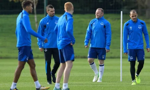Khủng hoảng chưa qua, nhưng tiếng cười đã trở lại sân tập Everton