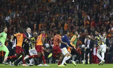 Kinh hoàng! Chọc giận Fenerbahce, cầu thủ Galatasaray bị đuổi đánh