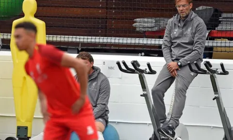 Klopp 'chán đời' canh các ngôi sao Liverpool tập luyện