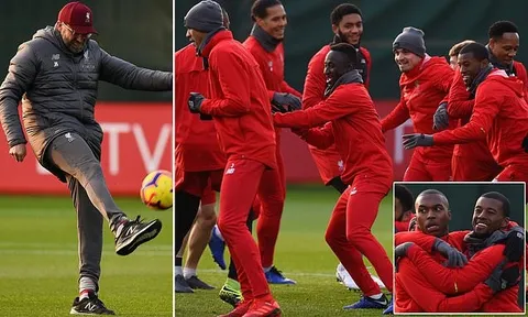 Klopp làm điều chọc cười các cầu thủ Liverpool trên sân tập