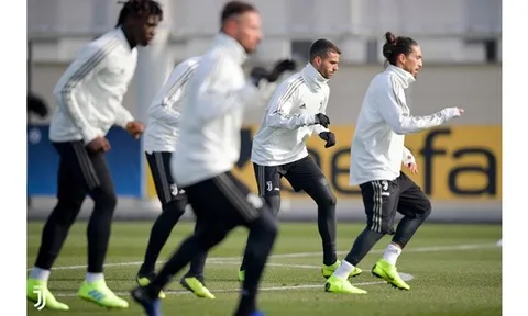 Juve bị loại, Ronaldo mất tích để đồng đội căng thẳng trên sân tập