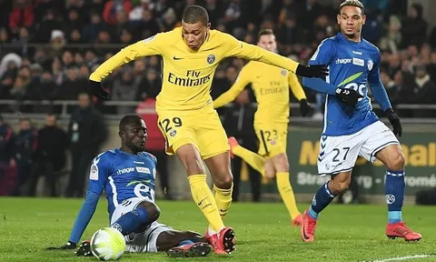 Kylian Mbappe chơi đầy nỗ lực trước Strasbourg