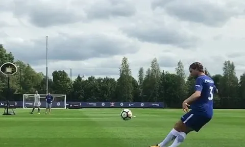 Lác mắt với siêu phẩm của Marcos Alonso trên sân tập