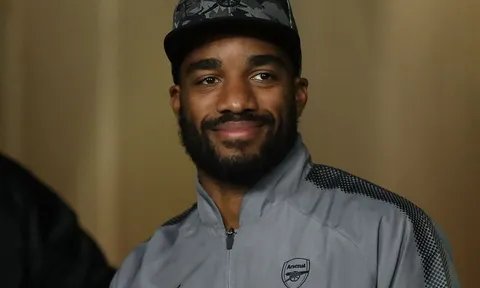 Lacazette bị hắt hủi, người đại diện nói gì?
